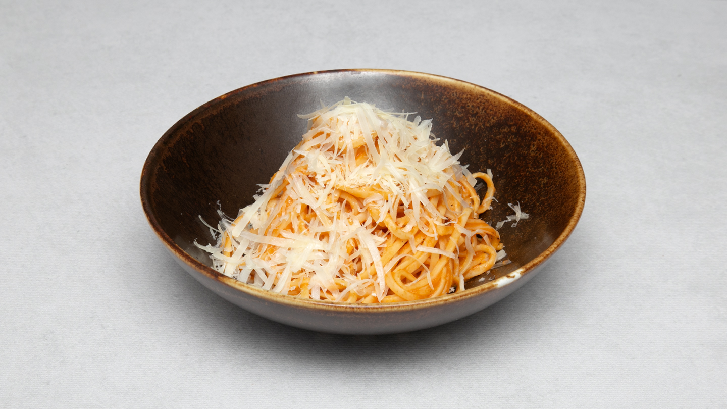 Spaghetti w sosie pomidorowym z parmezanem
